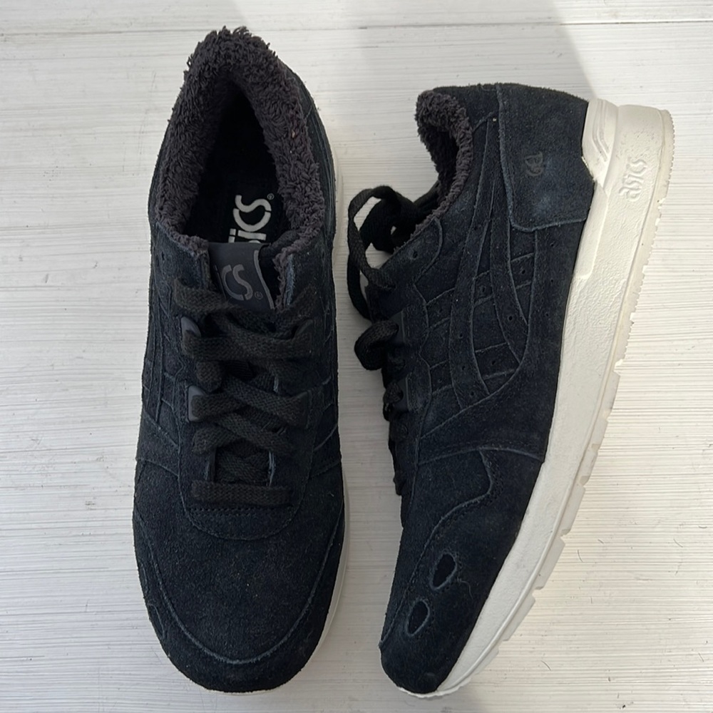 ASICS men’s suede black sneakers
